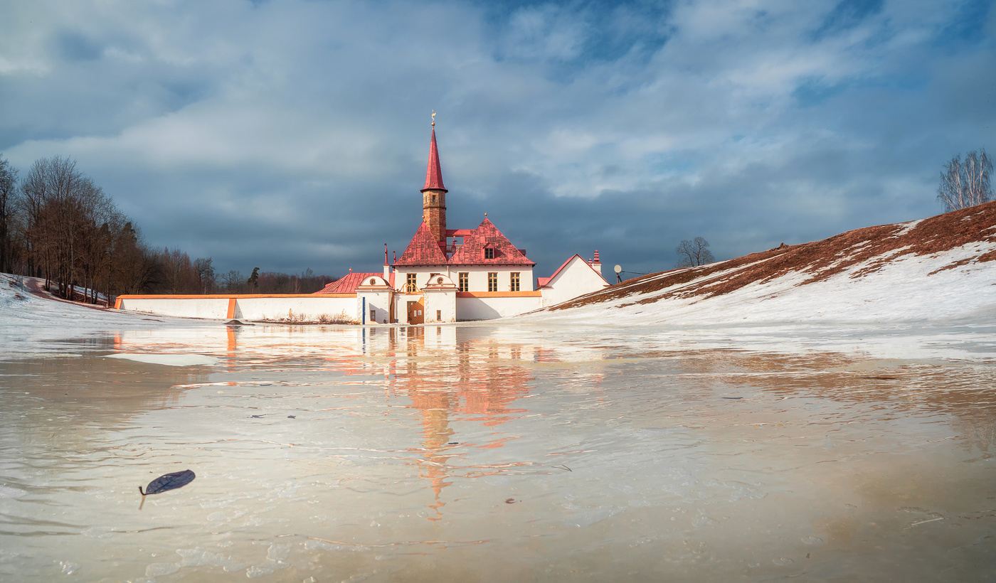 Тает лед, весна идет. Приоратский дворец, конец марта.