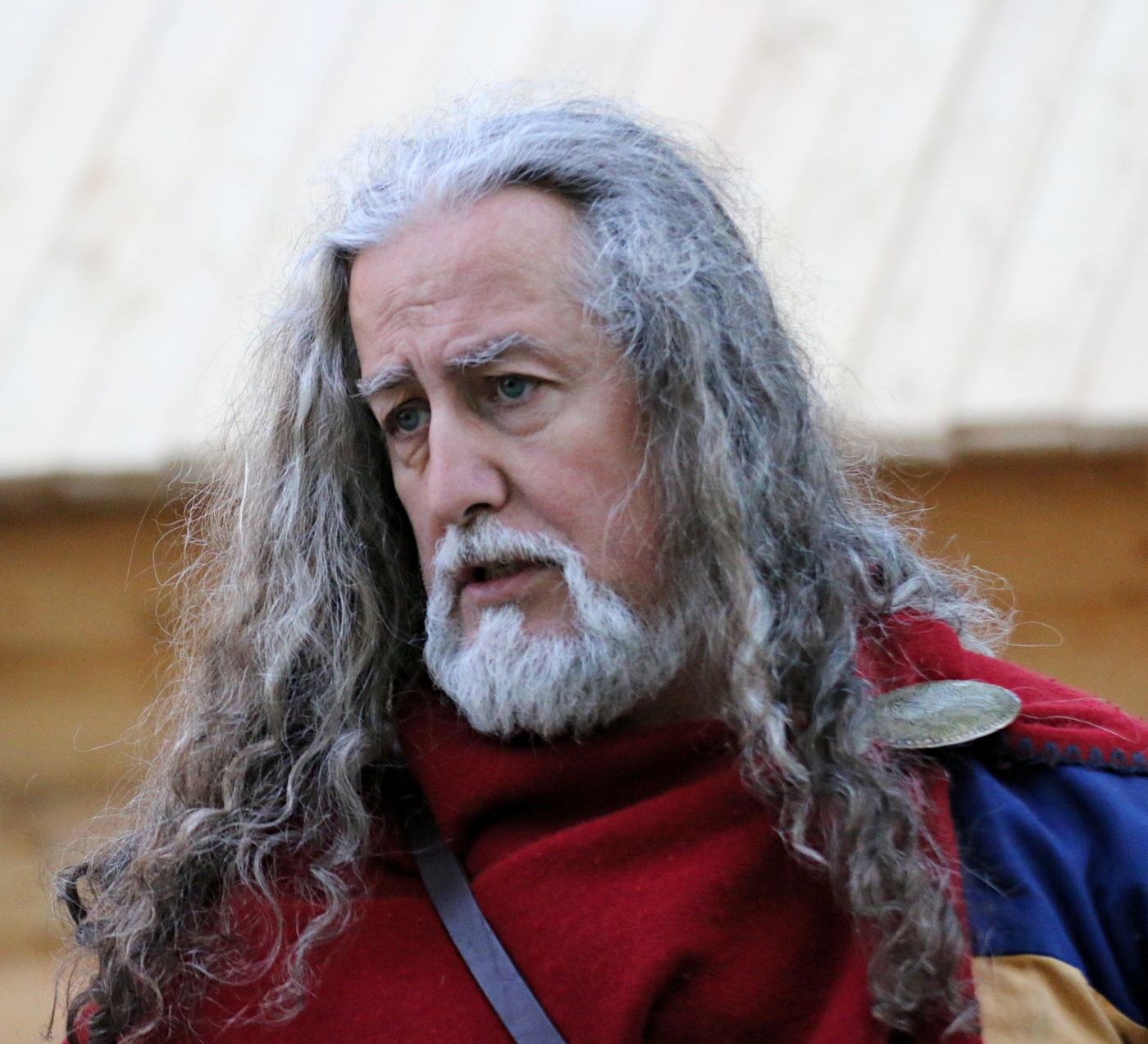 Портрет мужчины с "Времена и Эпохи"