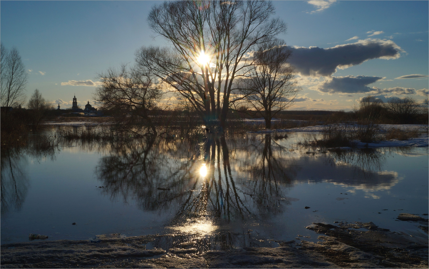 Апрель. Половодье. Вечер.