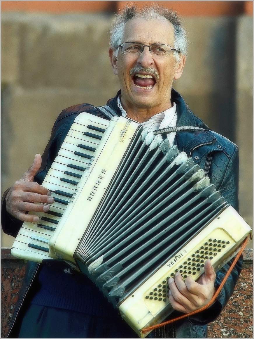 ...... Раздвину меха на баяне ......