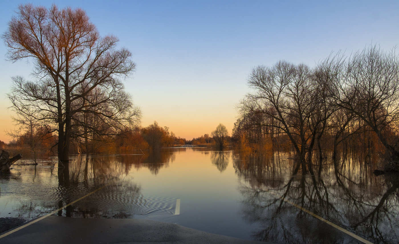 Дорогу перелило.