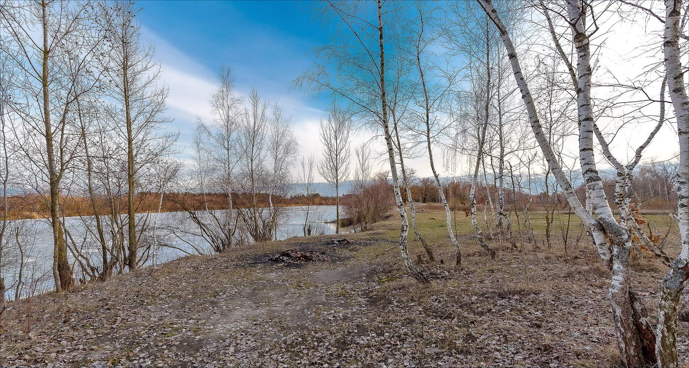 А гладь реки еще во льдах...