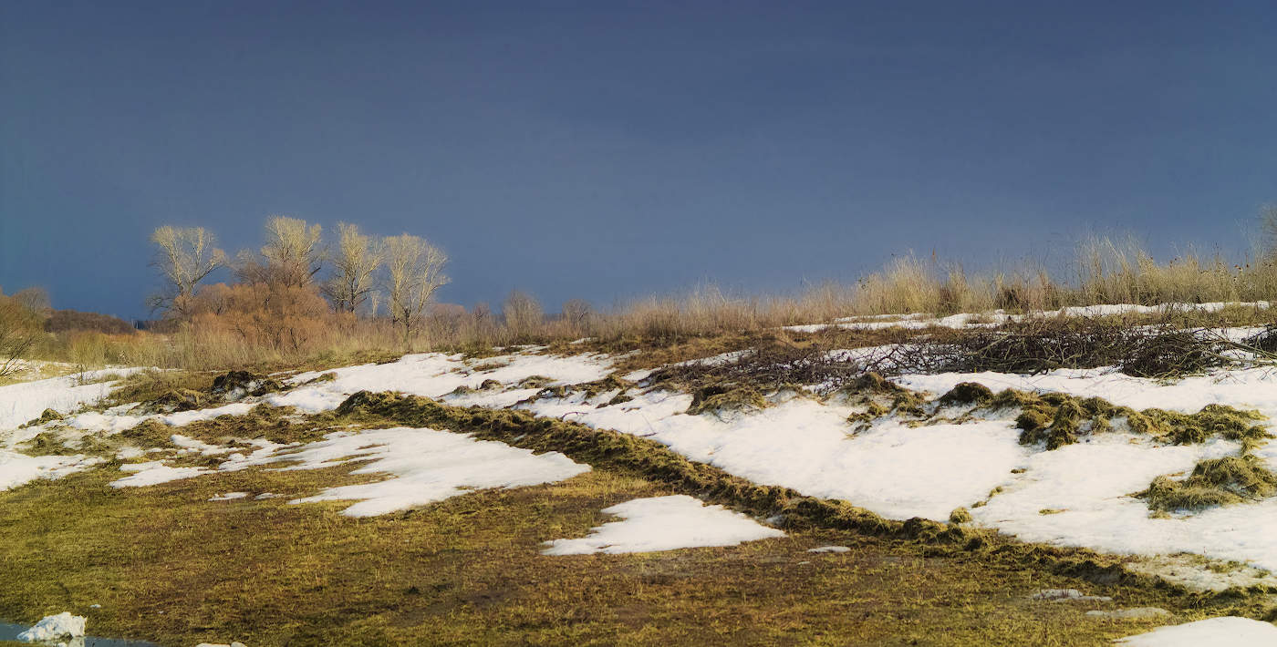 Под весенним солнцем тает снег