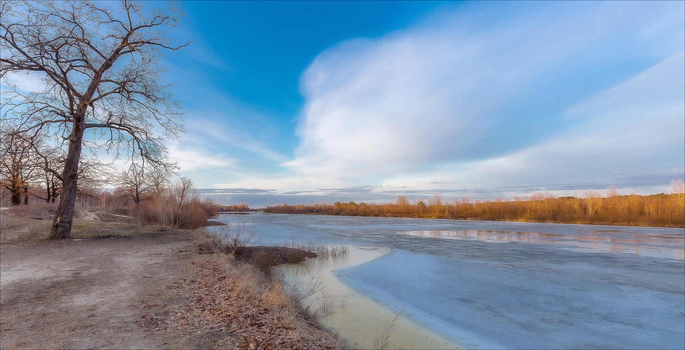 Еще покрыта льдом река...