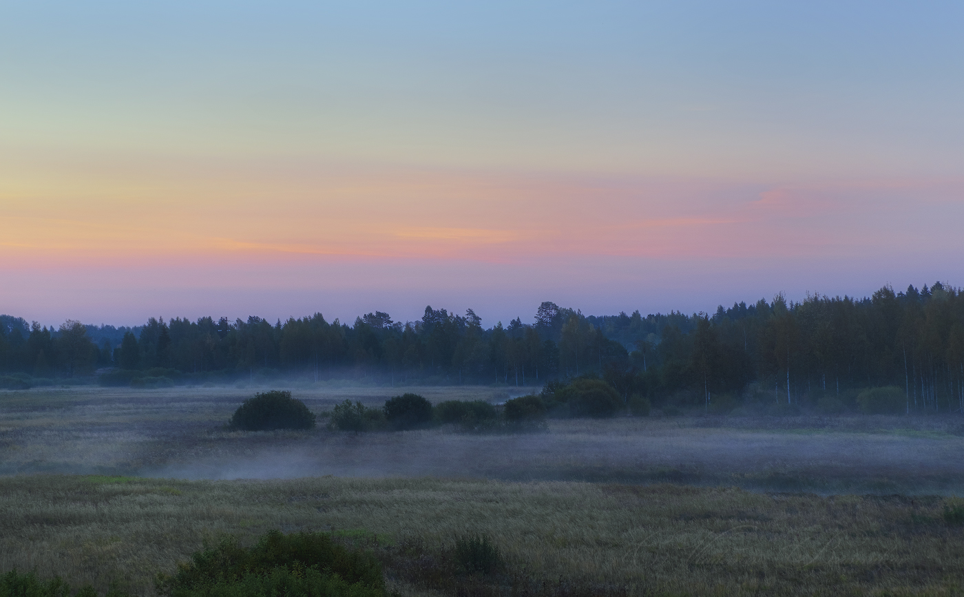 Стелиться вдалеке туман