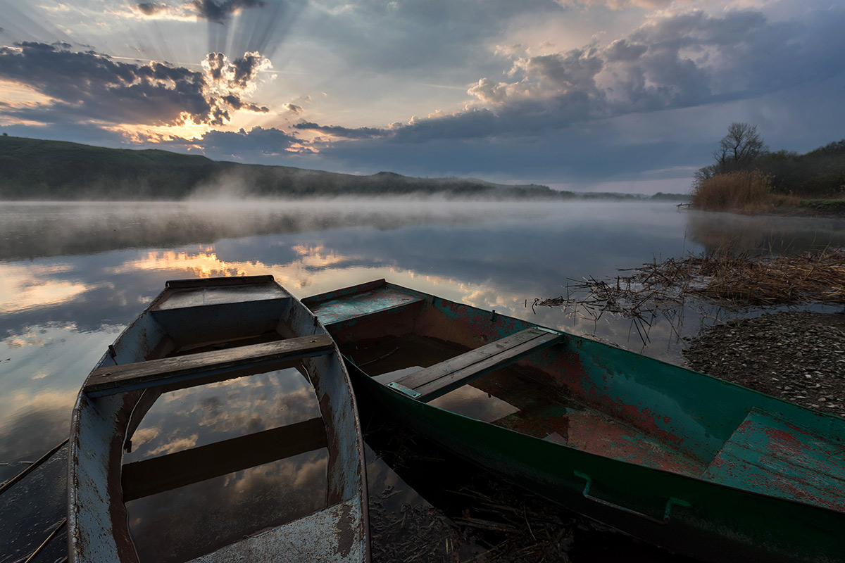 В лодку смотрятся облака