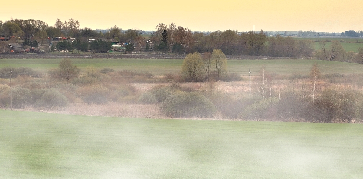 Весенний туман сползает в низину
