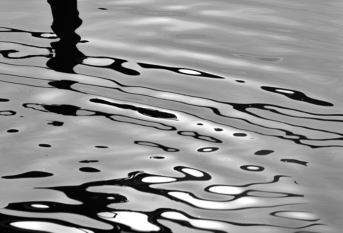 Созерцание опоры мостика после дождя