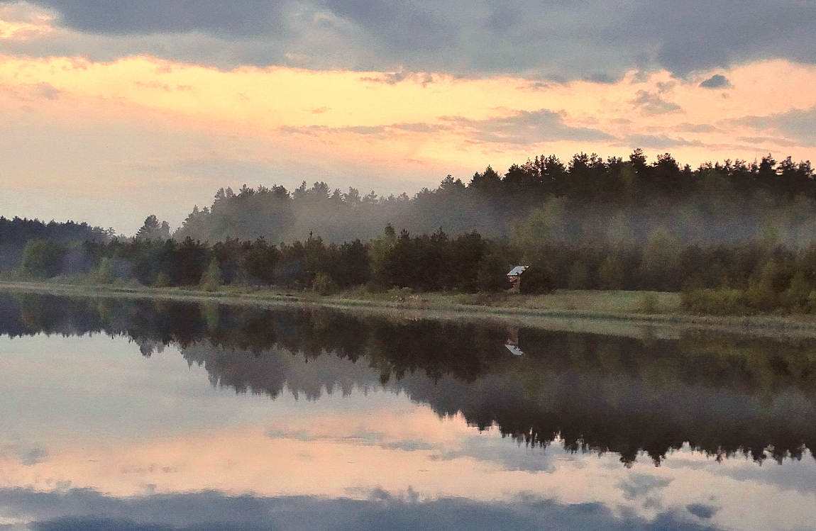 Майским туманным вечером на озере