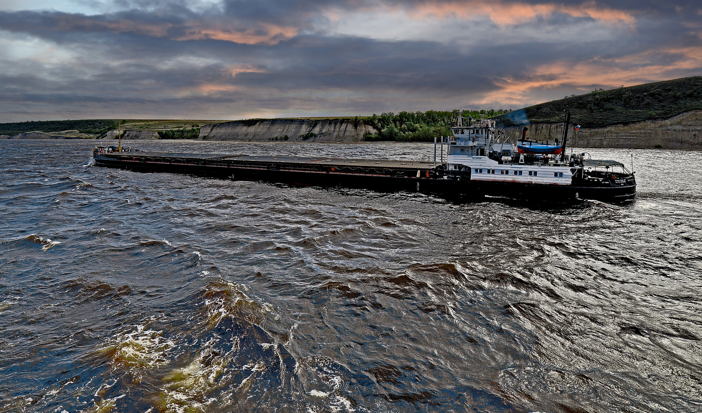По Волге матушке реке.