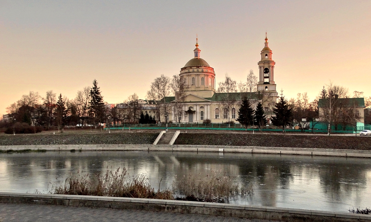 Звонят колокола в соборе