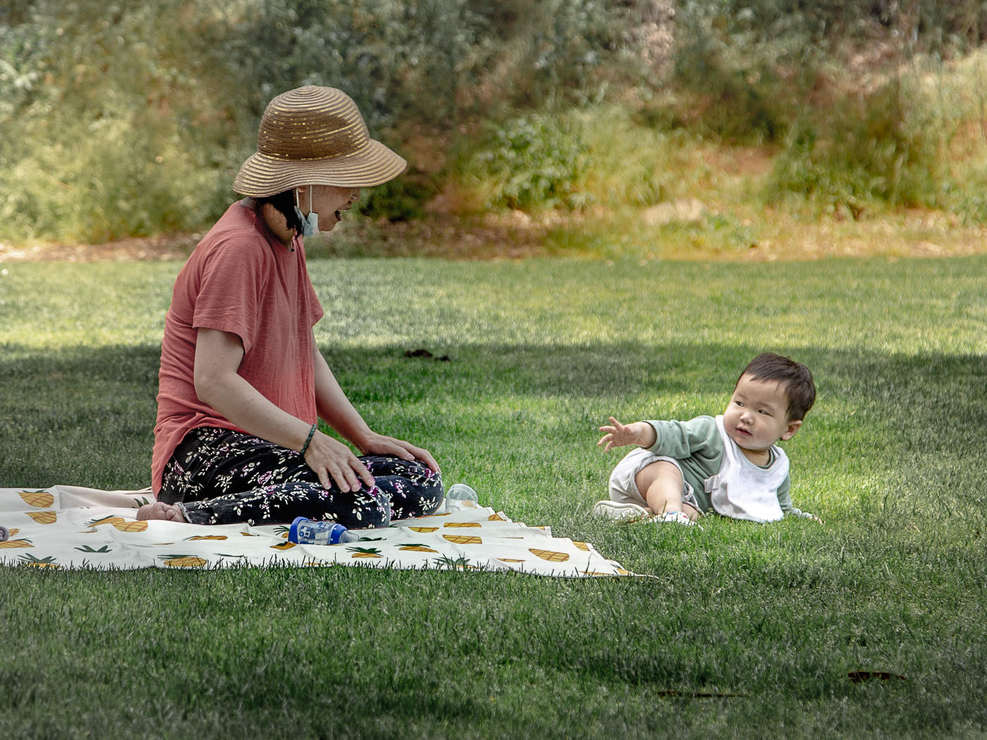 - Мама, дай ручку!