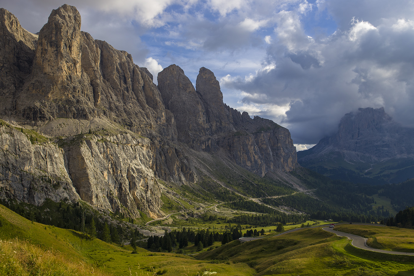 Дорога под скалами
