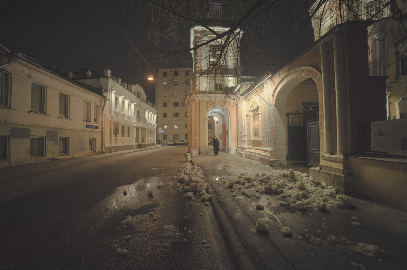 Март. Таяние остатков снега в переулке.