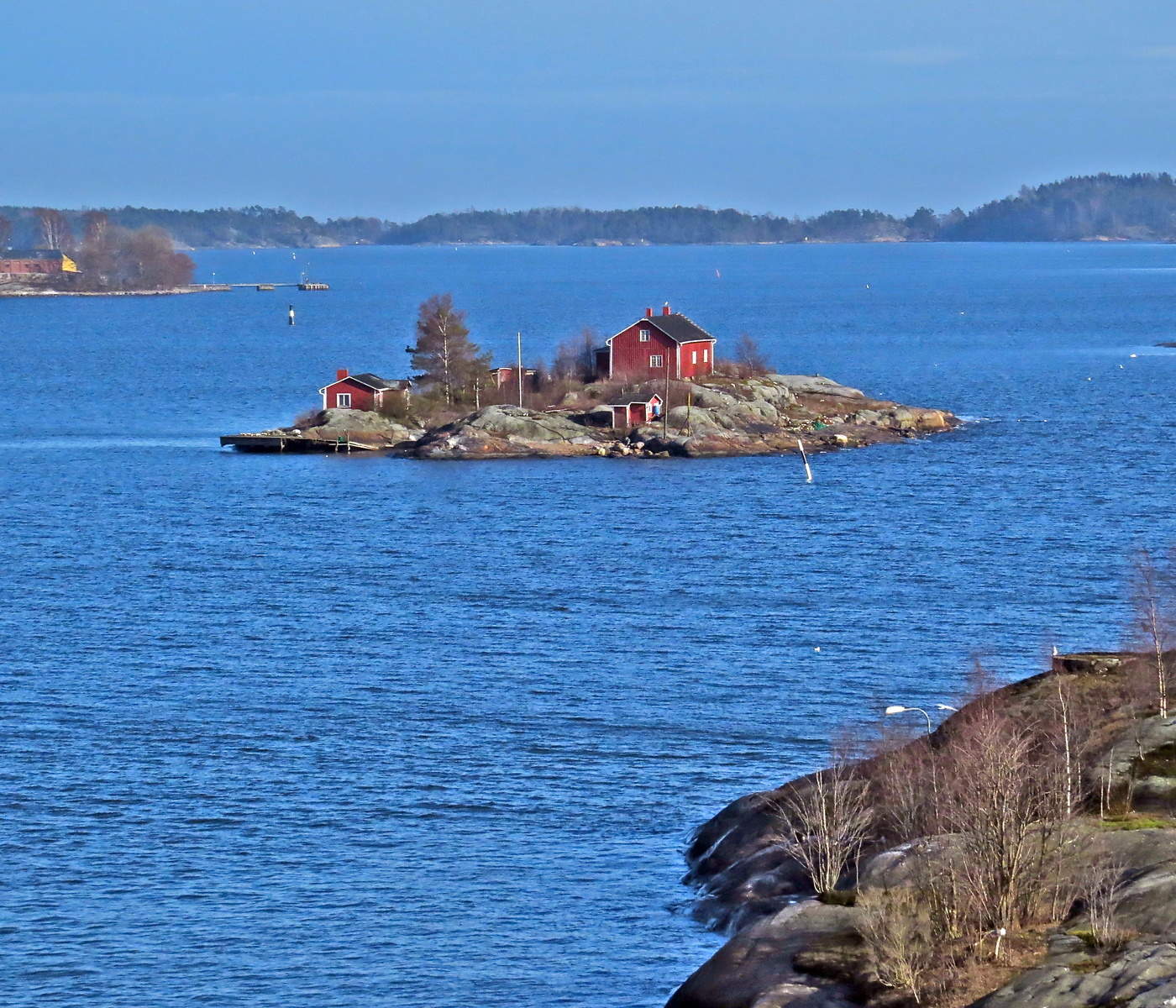 Из моря смотрит островок...