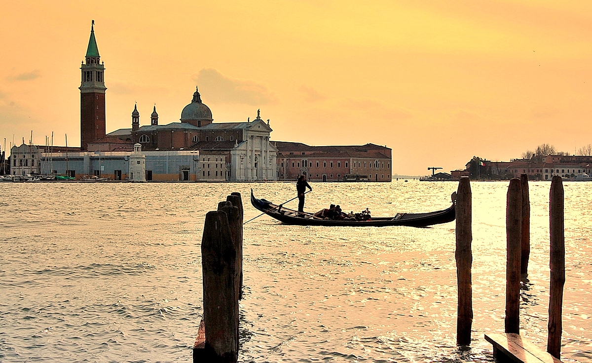 Гондольер по водам Венеции