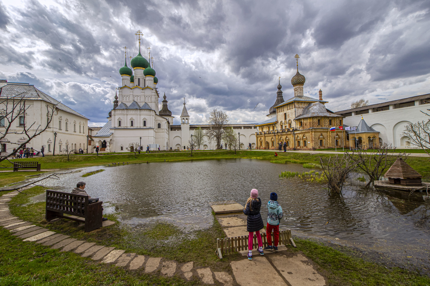 Мир, пруд, май