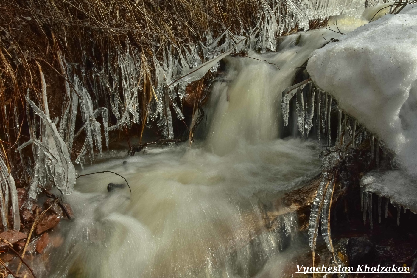 Ледяные украшения на ручьях