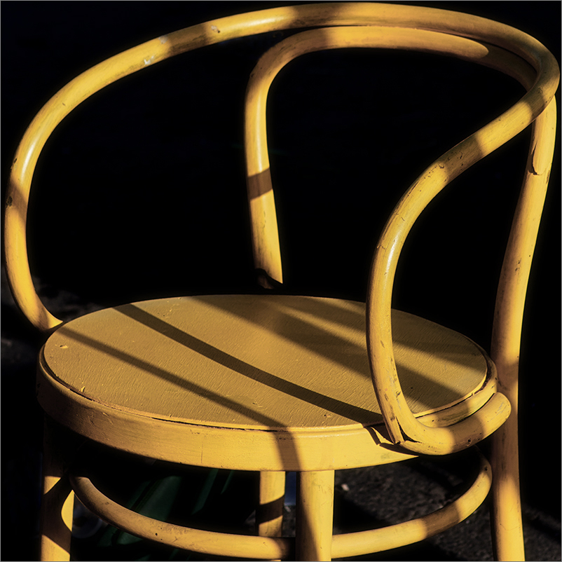 Старый желтый стул