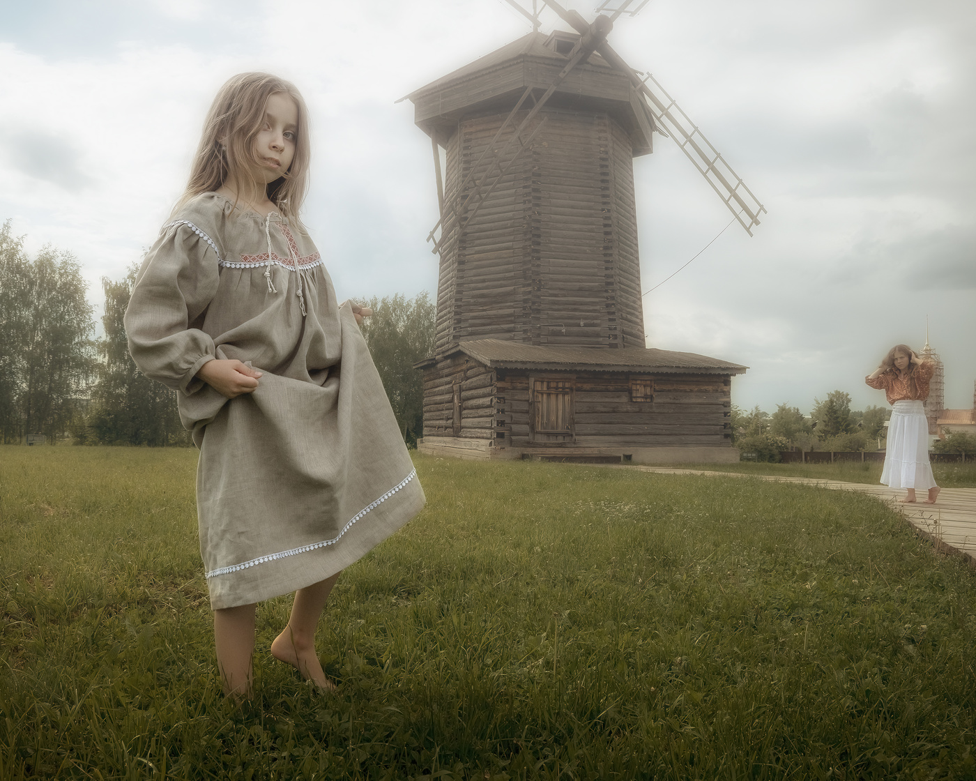 По траве (Суздаль).