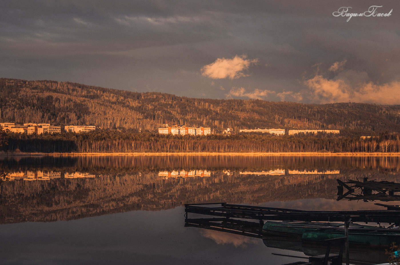 Закат над озером склонился В воде зеркальной отразился...