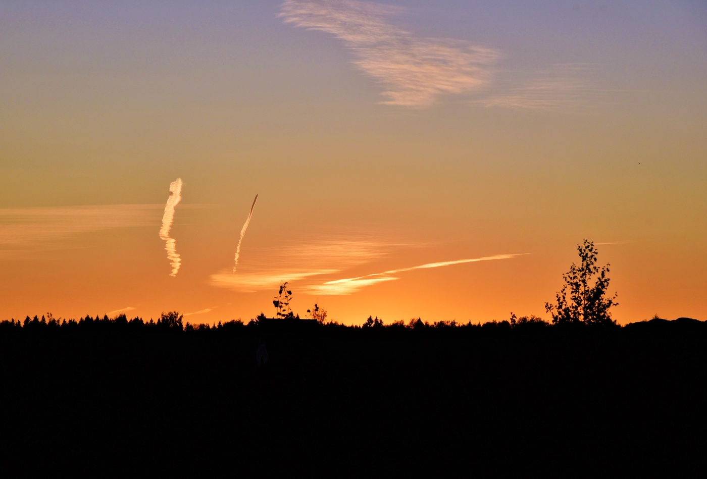 "Темнеет, закат в позолоте ..."