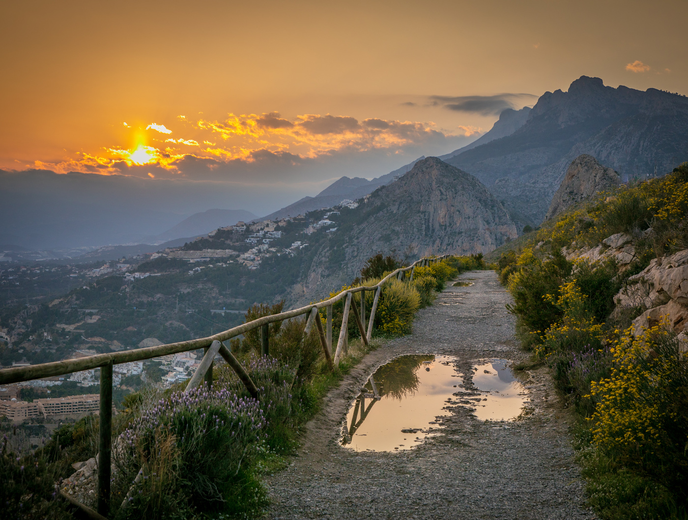 На закате в горах