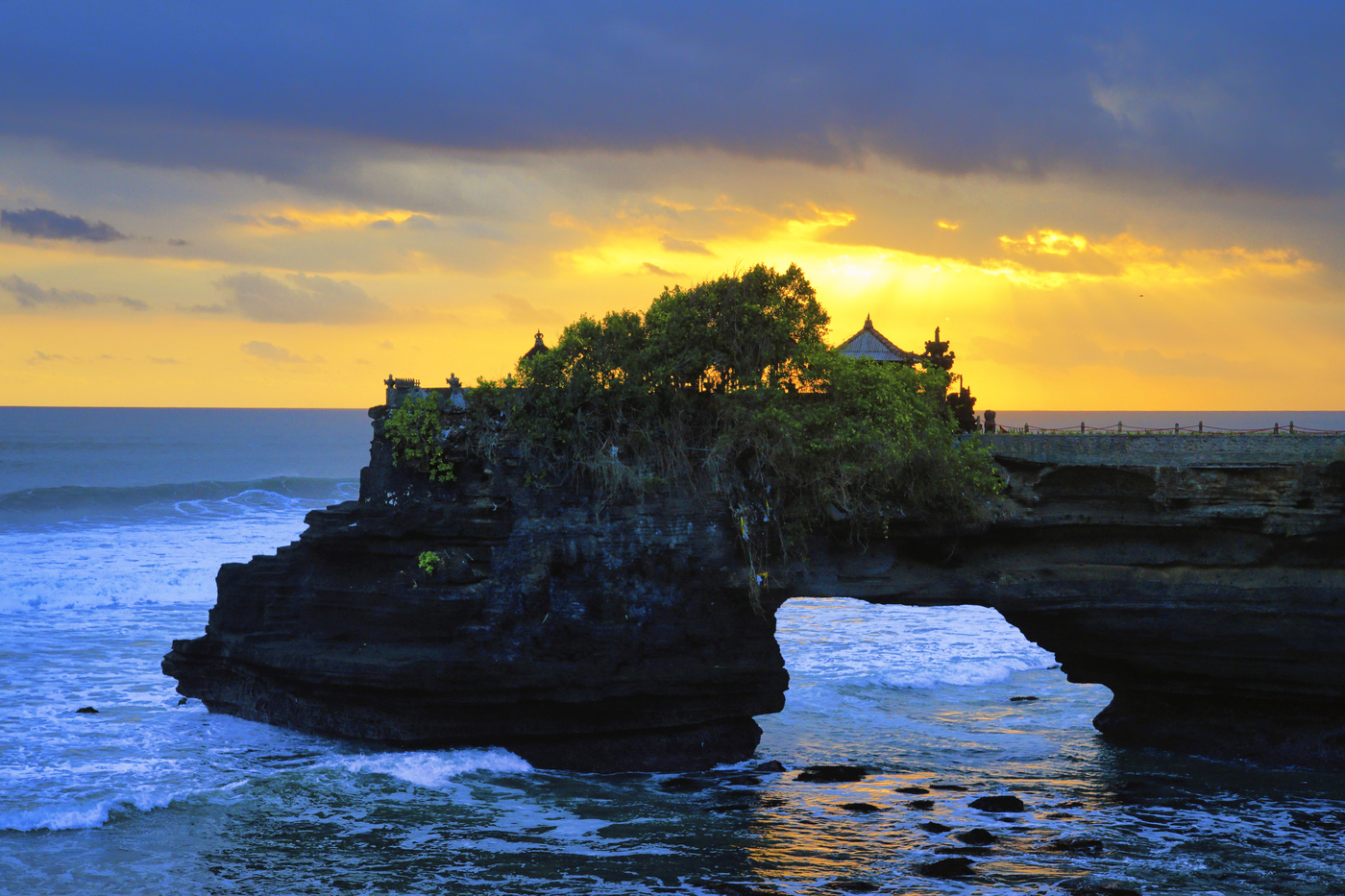 Храм Танах-Лот на закате