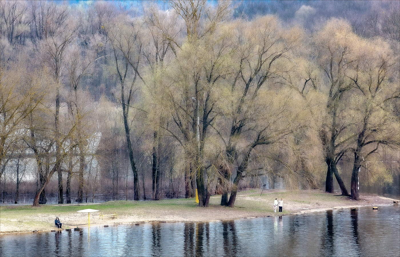 Весна на том берегу...