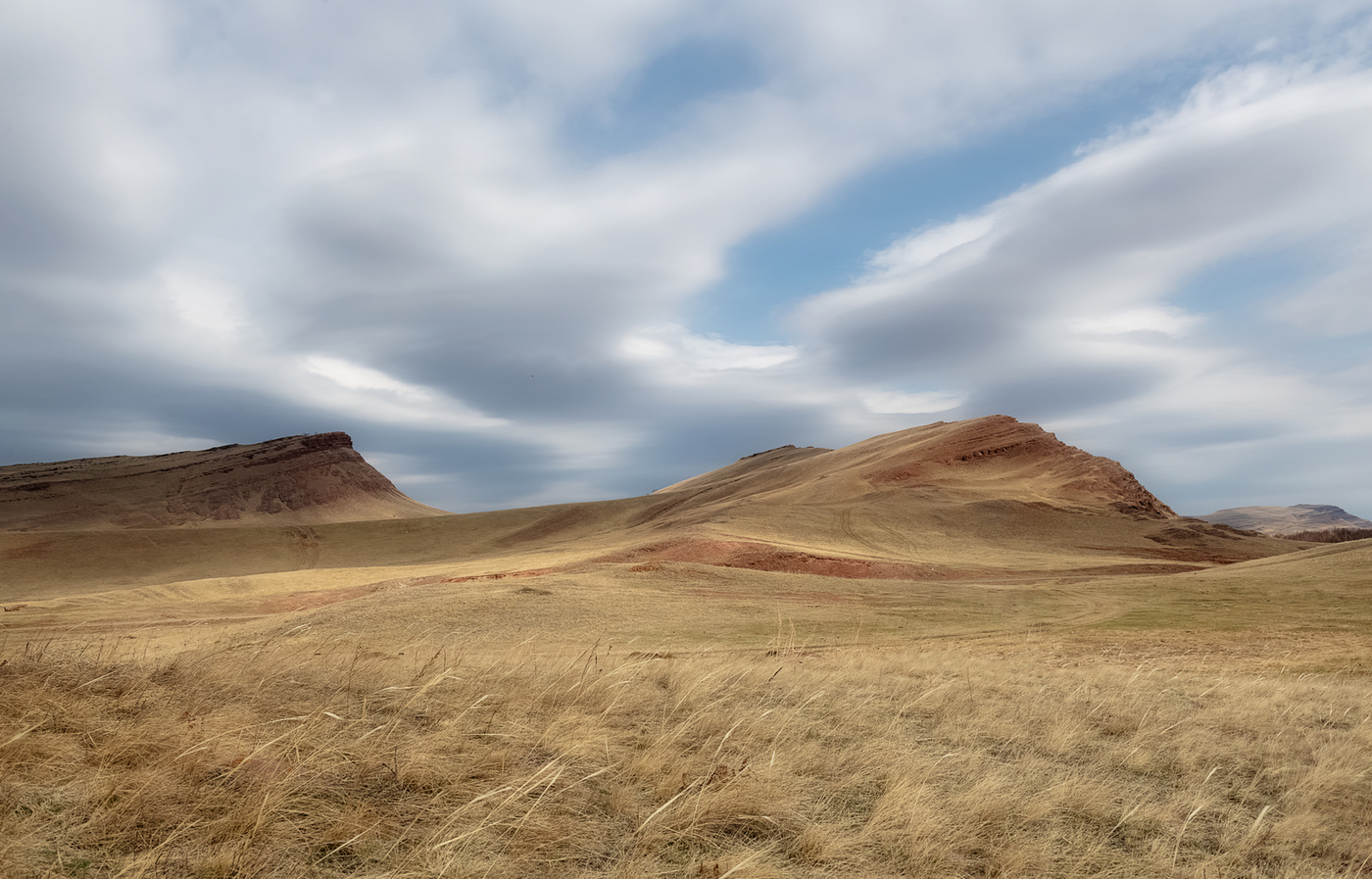 Плывут облака.