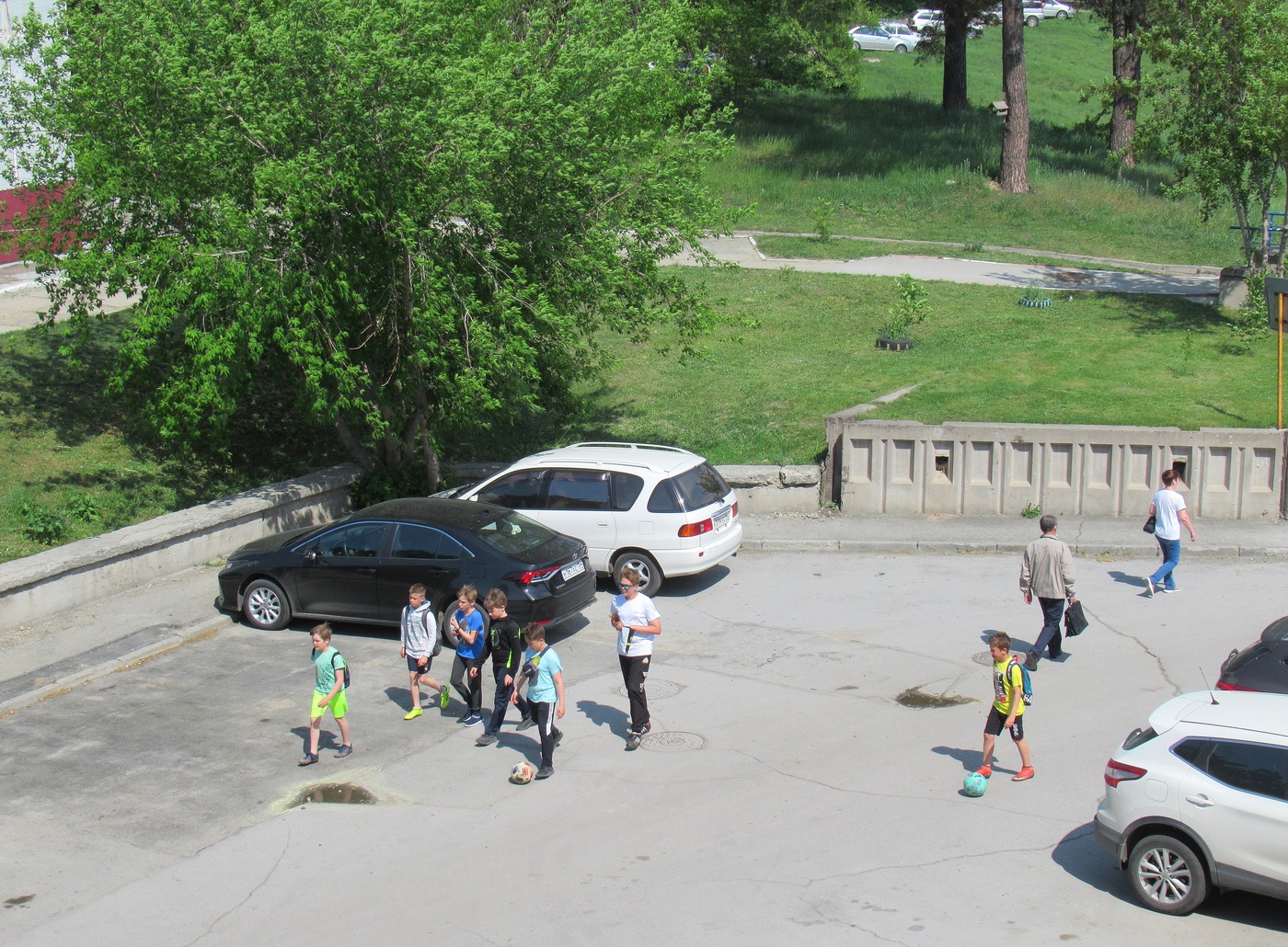 За окошком месяц май