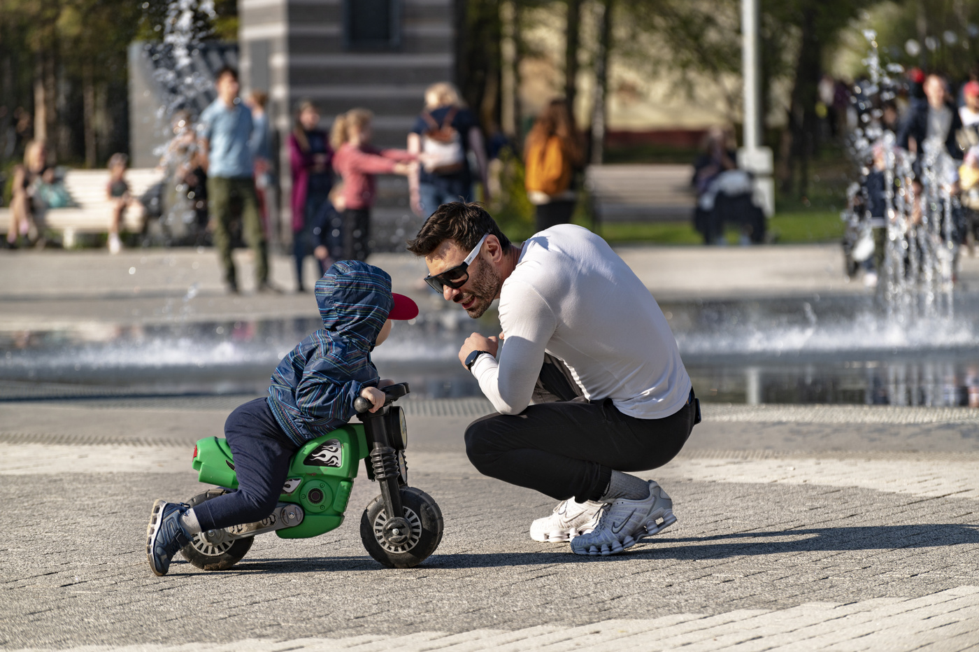 За окошком месяц май