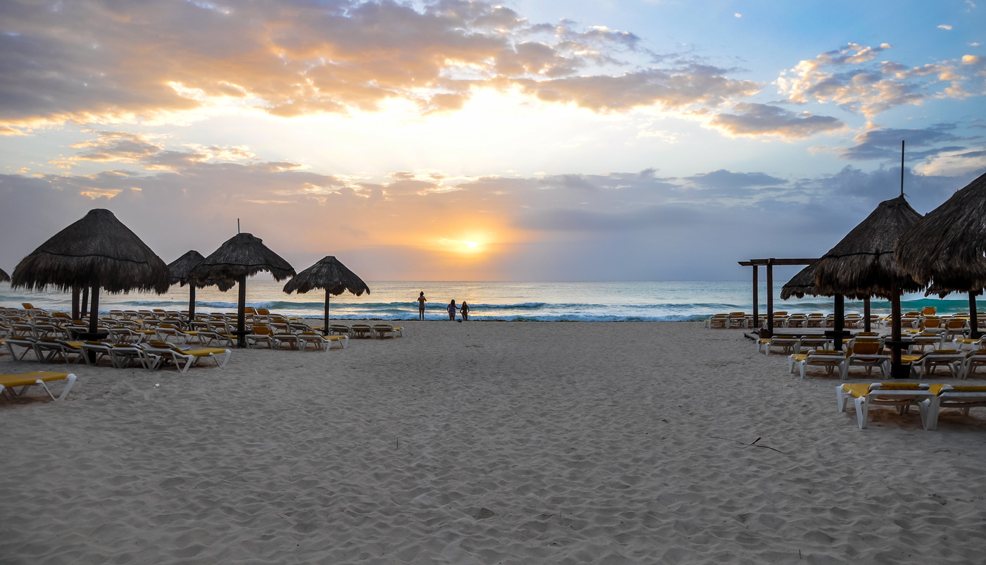 За окошком месяц май