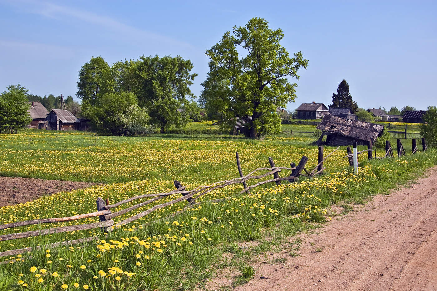 За окошком месяц май