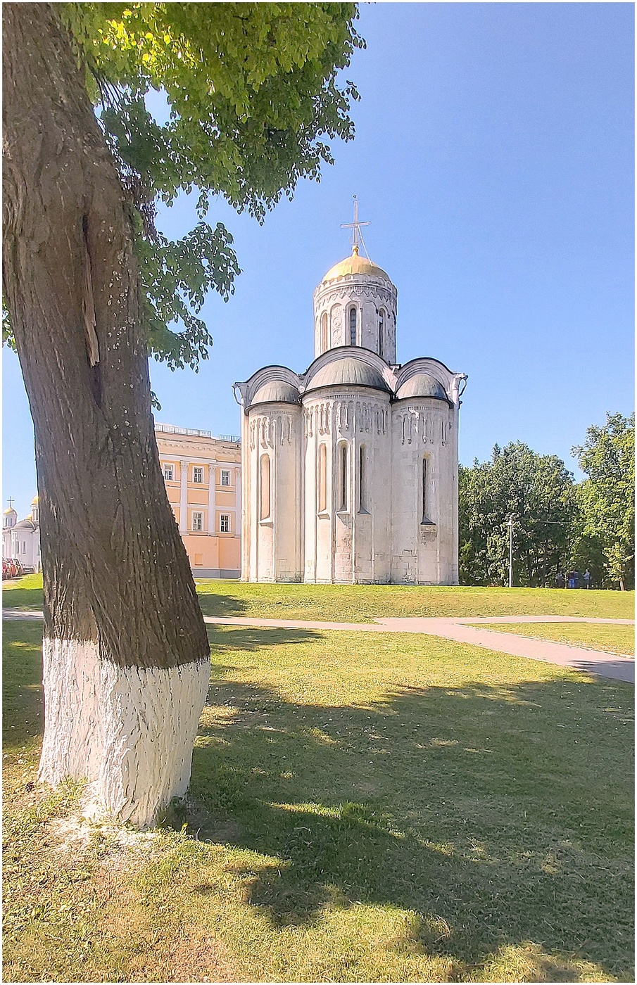 За окошком месяц май