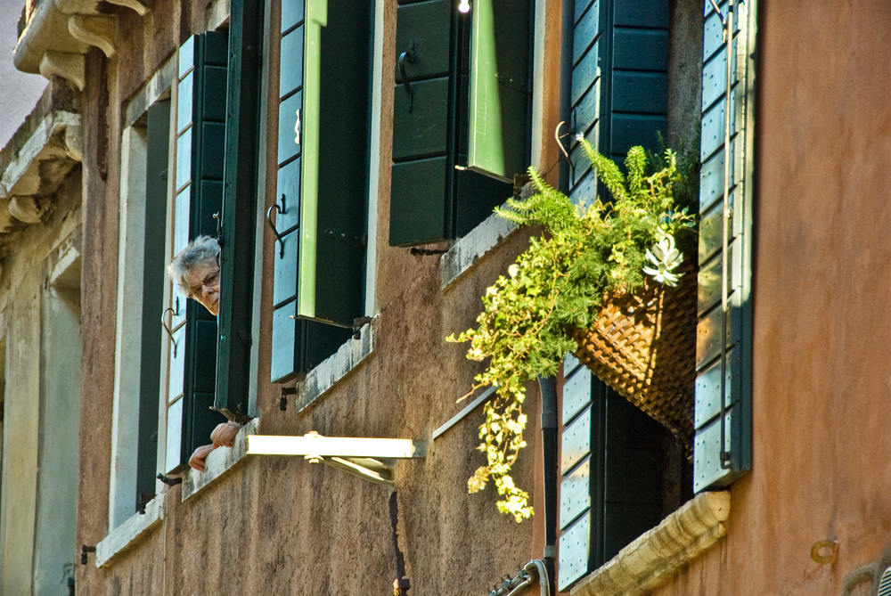 За окошком месяц май