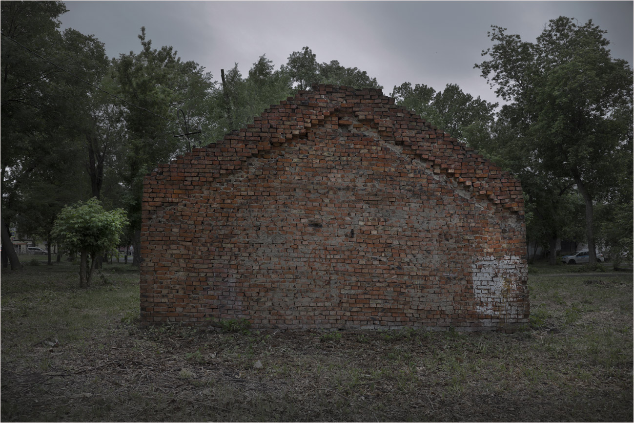 Стена красная