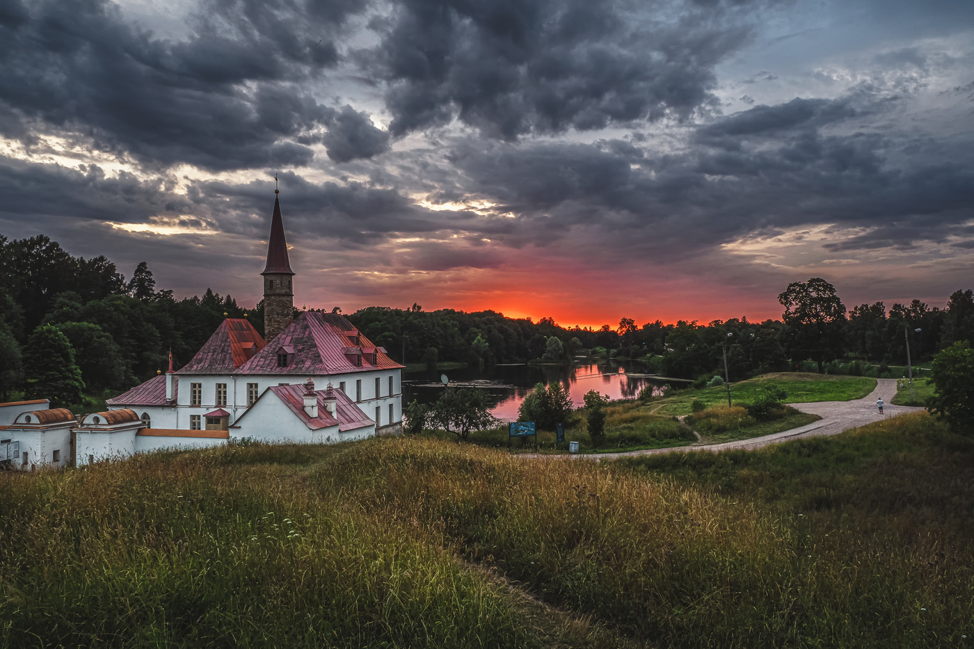 Краски летнего позднего вечера у Приоратского дворца в Гатчине.