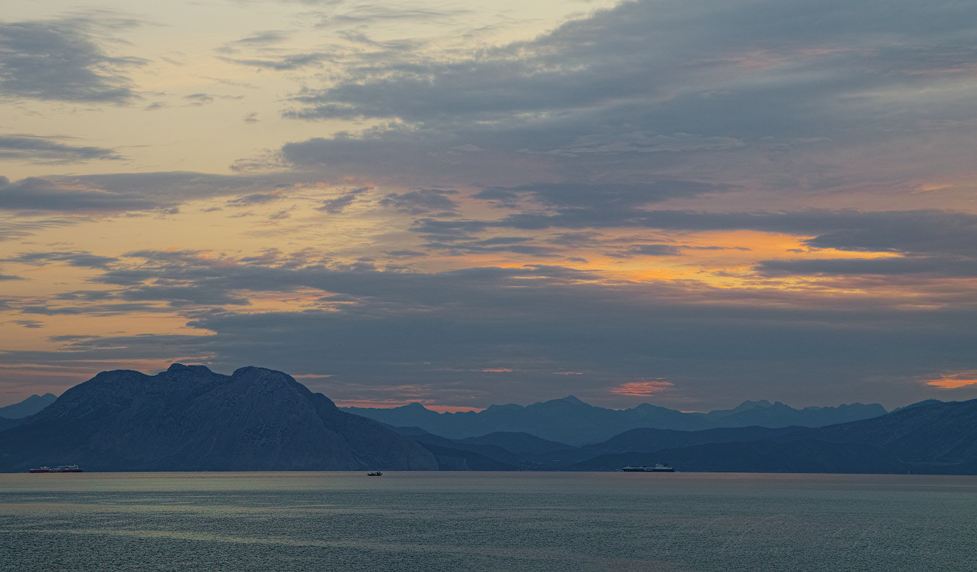 Уходят в море корабли