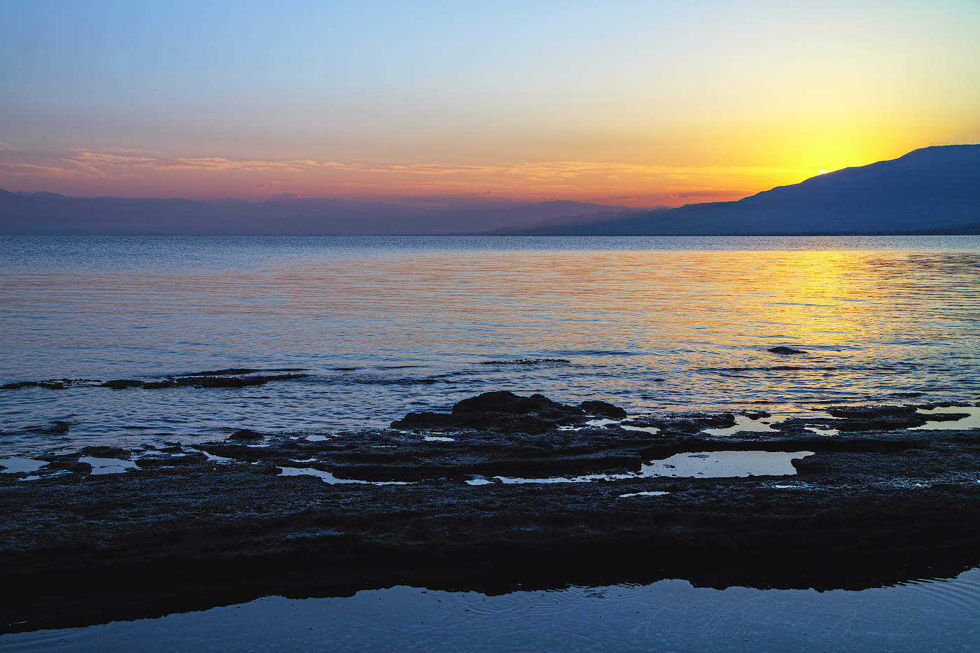 Рассвет у каменной гряды