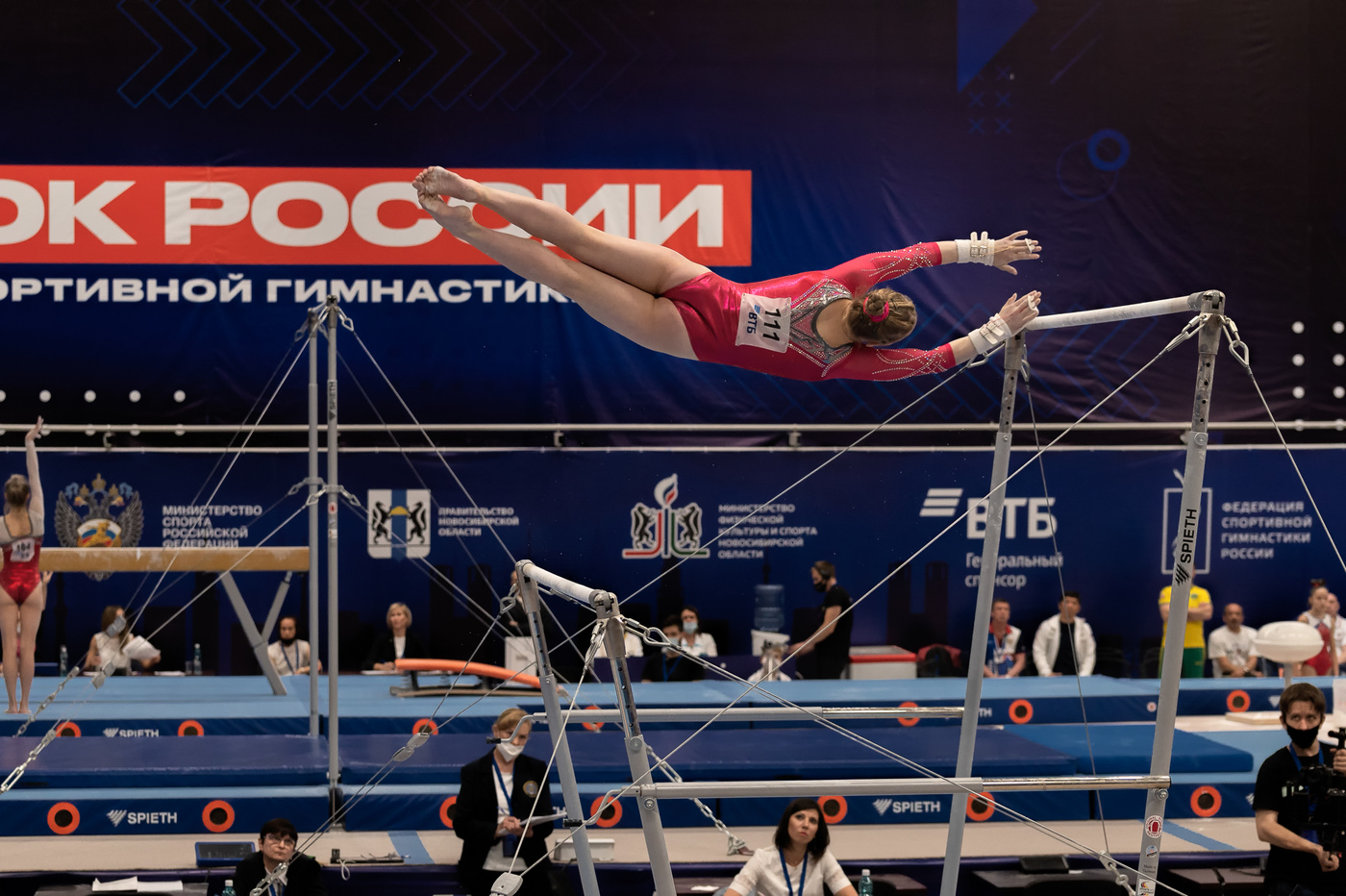 разновысокие брусья