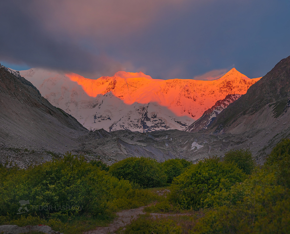 Безенгийская стена на рассвете