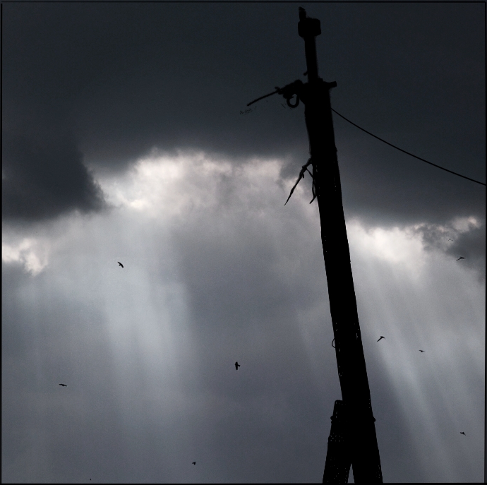 и что его держит?