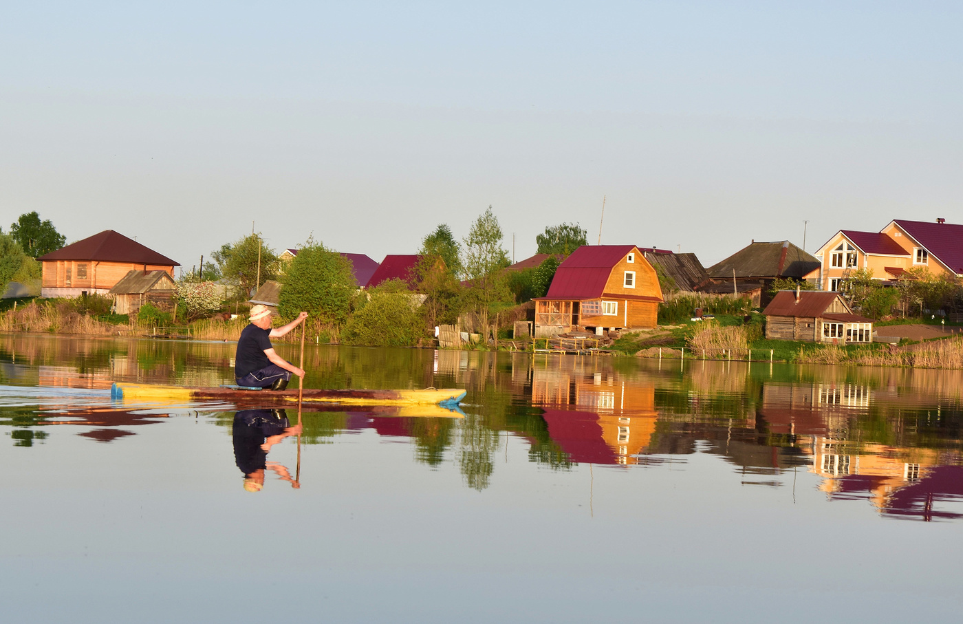 Проплывая по озеру на долбленке...