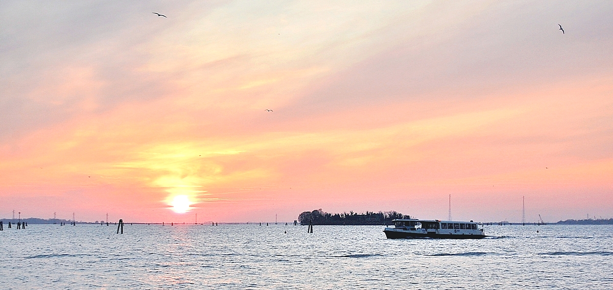 Уплываем из Венеции на закате солнца