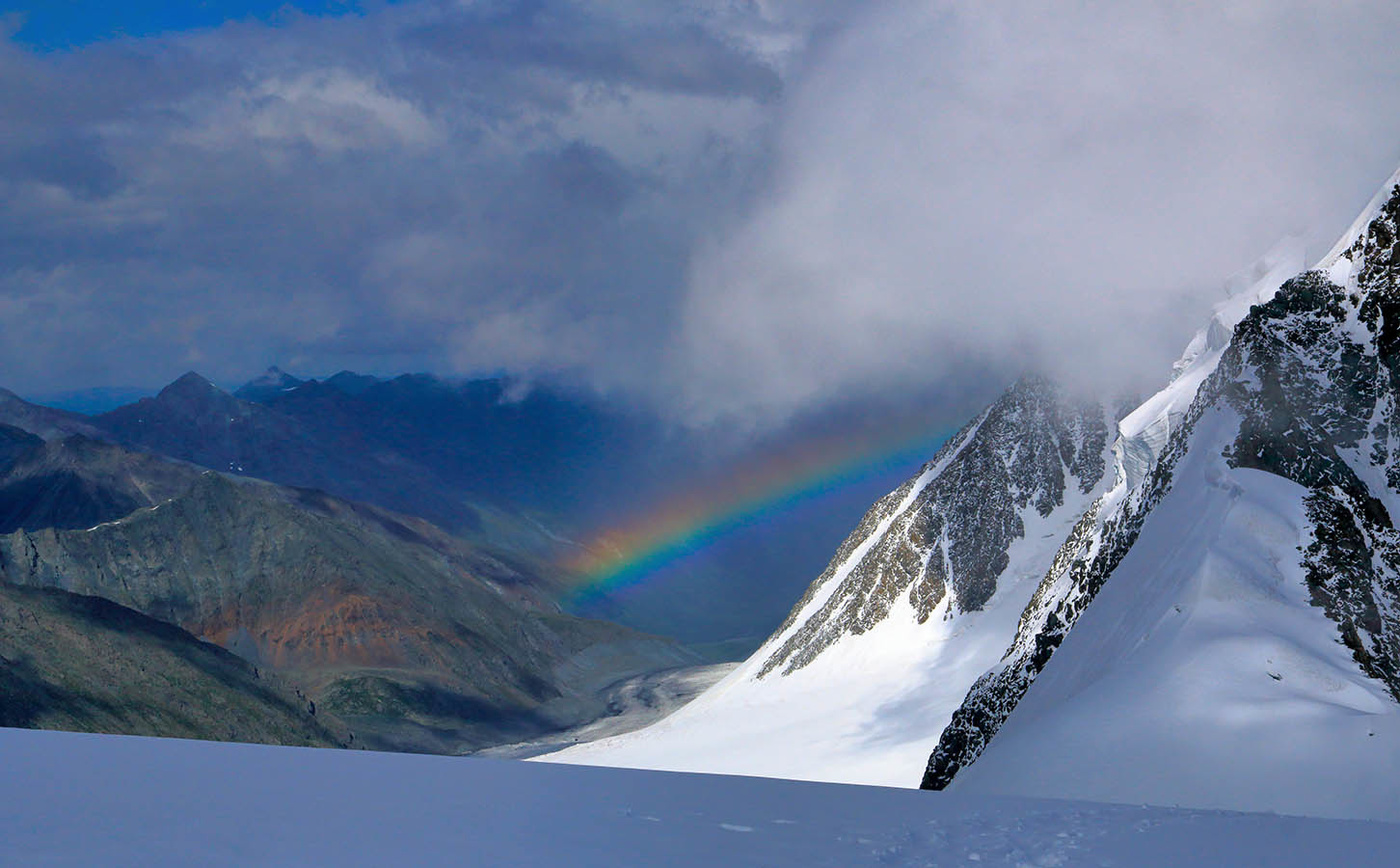 Радуга над ледником Менсу