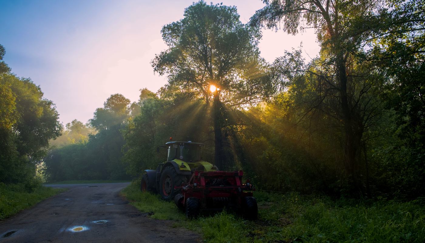 Трактор под лучами.
