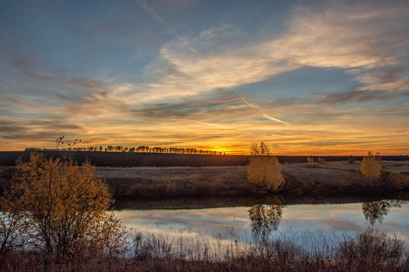 Золотом заката небеса объяты...