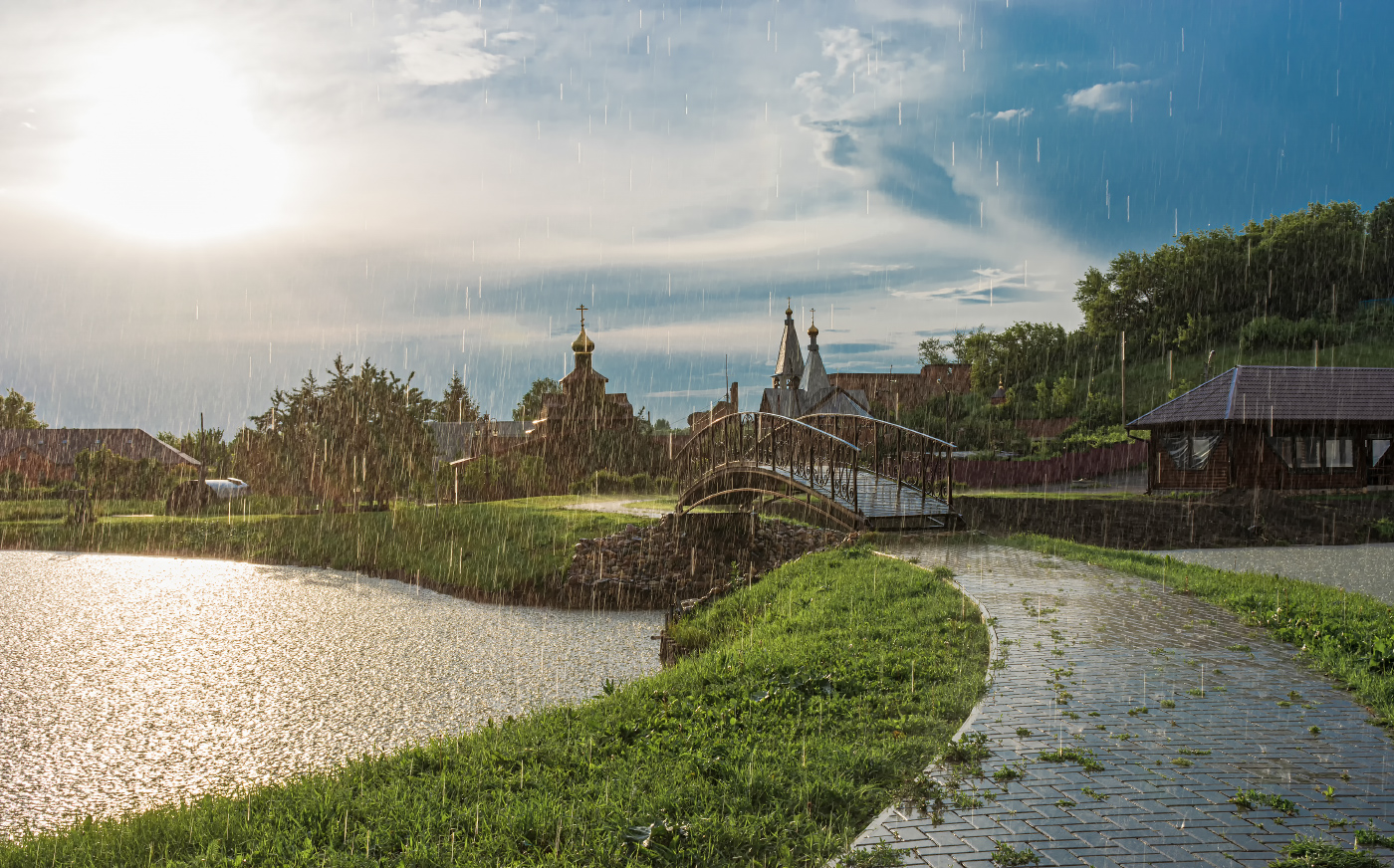 Под солнышком искрится дождь слепой...