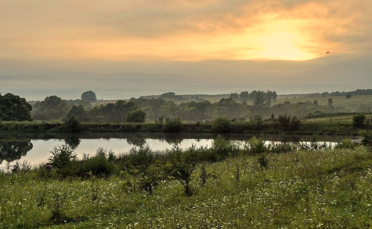 В туманной дымке утро наступает